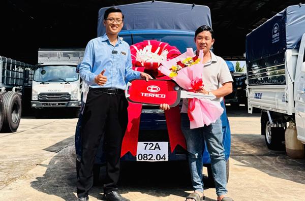 Bàn Giao Xe Tera100S Mui Bạt Màu Xanh Chở Hải Sản Khô – Giải Pháp Vận Chuyển Hiệu Quả Cho Hộ Kinh Doanh