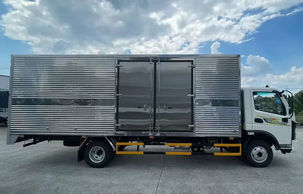 Cửa hông mở 2 bên duy nhất phân khúc xe tải thùng dài 6m3