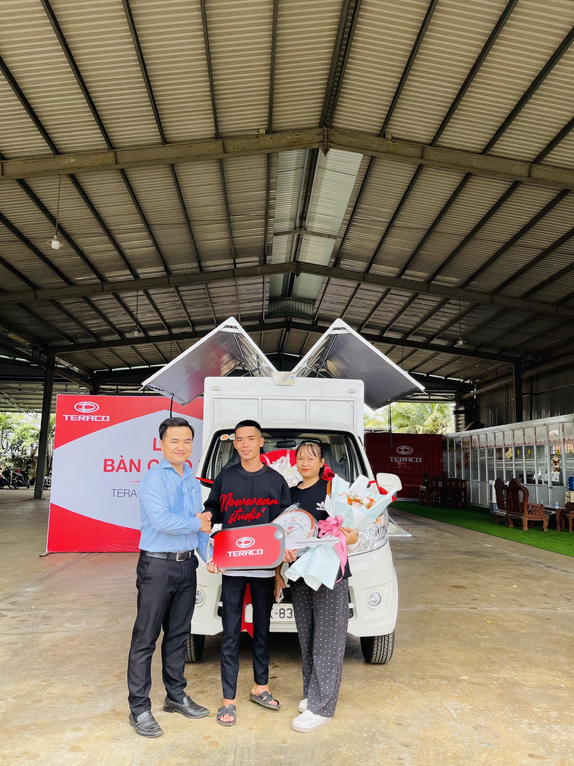 Bàn giao xe cho khách hàng